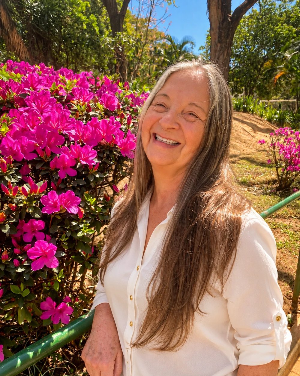 Efigênia Ciolin, paciente do Dr. Marco Jardim, sorrindo ao ar livre